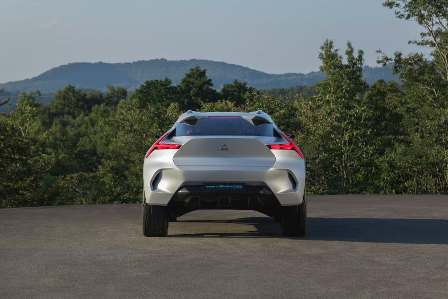  Mitsubishi e-Evolution Concept 2017 года  (фото 30 из 40)